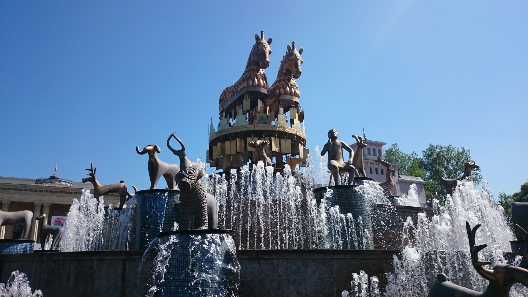 Przepiękna, robiąca wrażenie fontanna przed teatrem w Kutaisi
