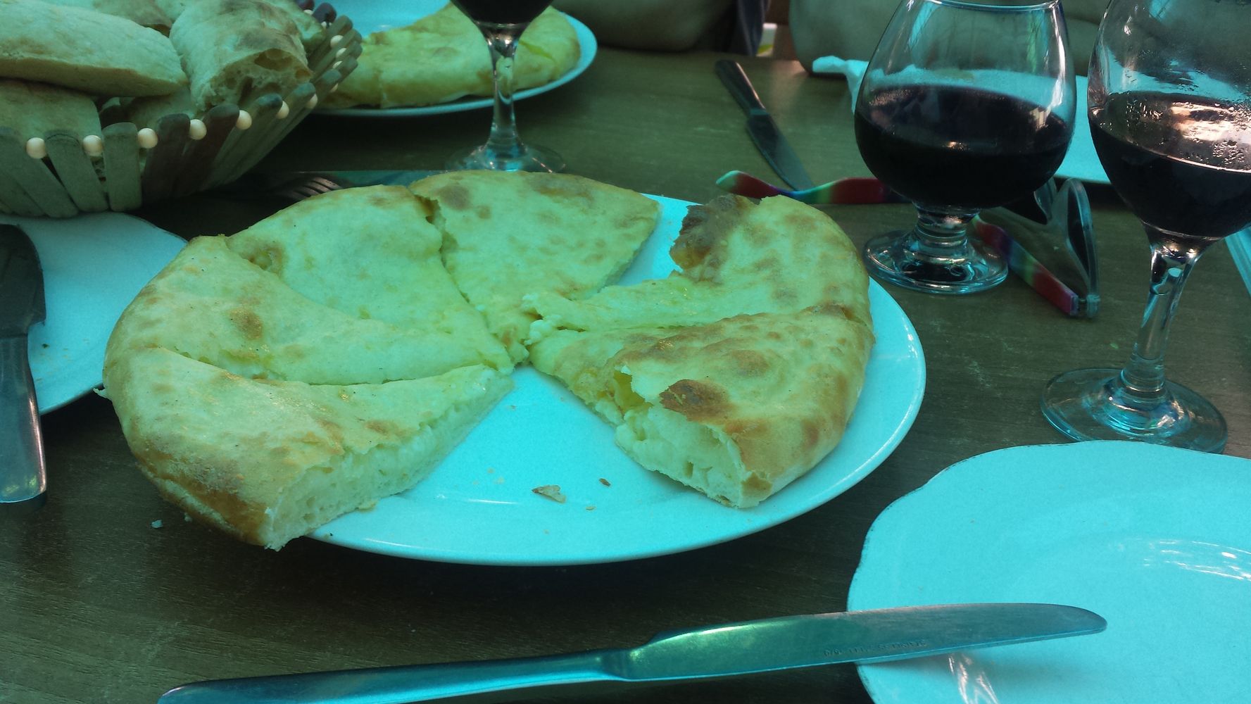 To akurat nie jest ta restauracja, ale równie pyszna. Na zdjęciu typowo gruziński zapiekany placek z sera - Chaczapuri.