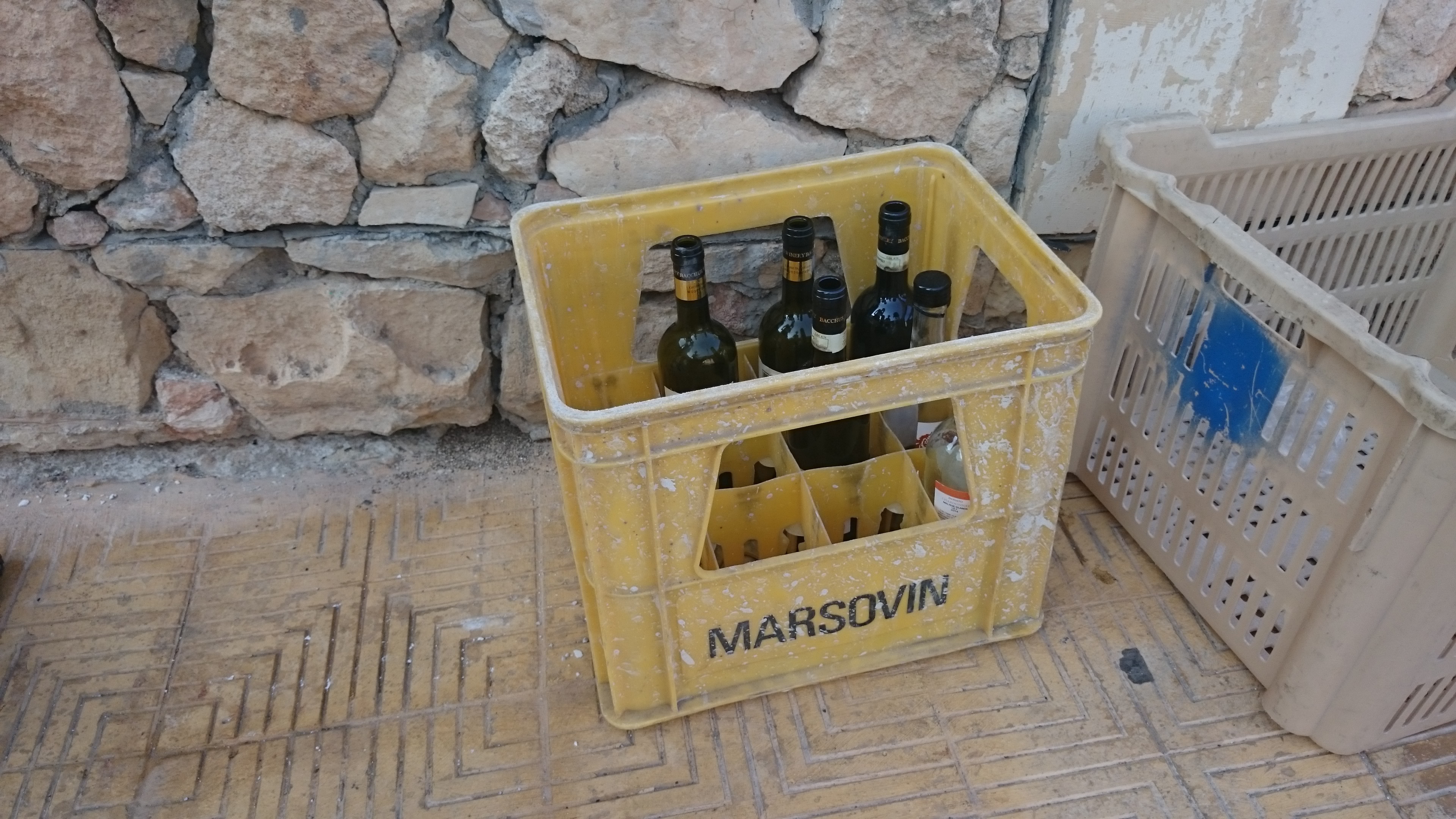 U nas za kaucję oddaje się butelki od piwa, a na Malcie i Włoszech... butelki od wina ;)