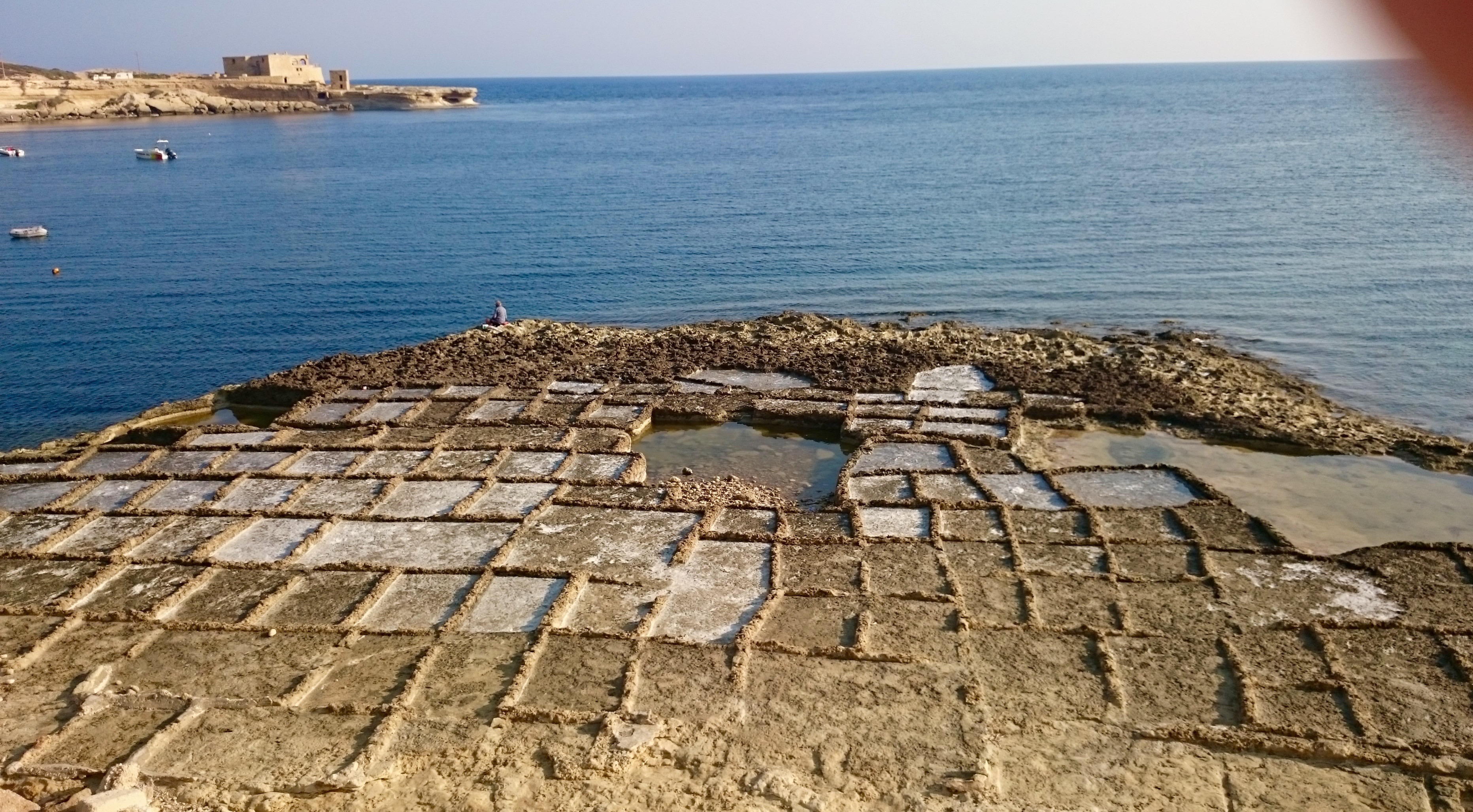 Spory odcinek północnego wybrzeża na Gozo wygląda właśnie tak. To sposób wydobywania soli z morza, który opracowali starożytni rzymianie. Na Malcie korzystają z niego aż po dziś dzień.