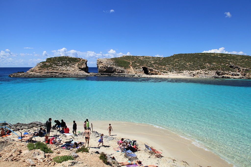 Blue Lagoon. Zdjęcie z https://pl.wikipedia.org/wiki/B%C5%82%C4%99kitna_Laguna_(Malta)
