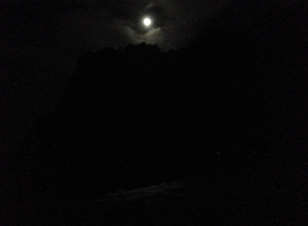 Widok na morze i klify przy blasku pełni księżyca. Przynajmniej to było widać, gdy robiłem to zdjęcie.